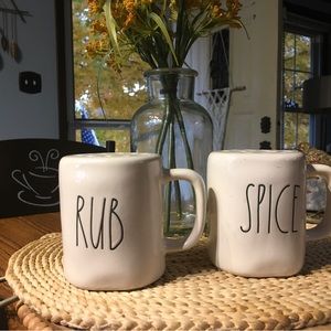 Rae Dunn shaker set/ like new